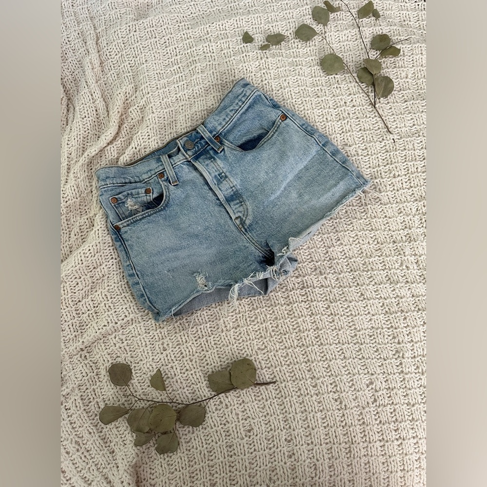 Levi 501 high rise jean shorts. Light wash.